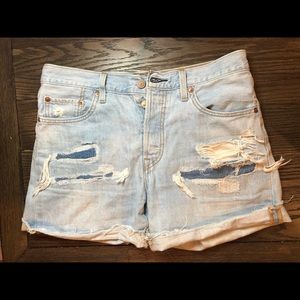 Levi’s lightwash shorts - W28